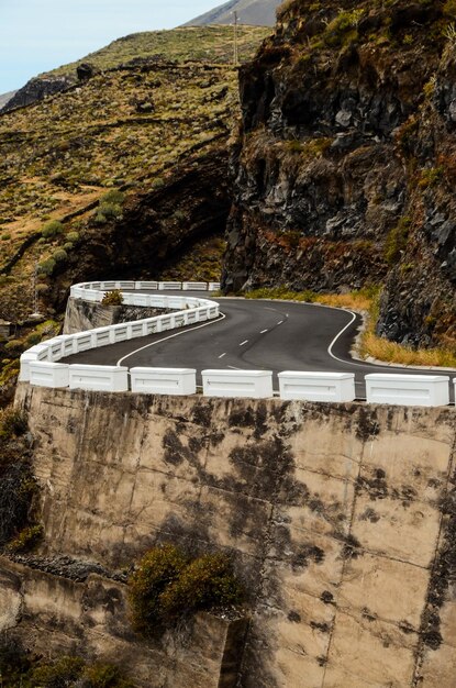 Larga carretera asfaltada del desierto vacío en El Hierro Islas Canarias España