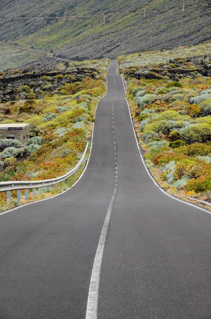 Larga carretera asfaltada del desierto vacío en El Hierro Islas Canarias España