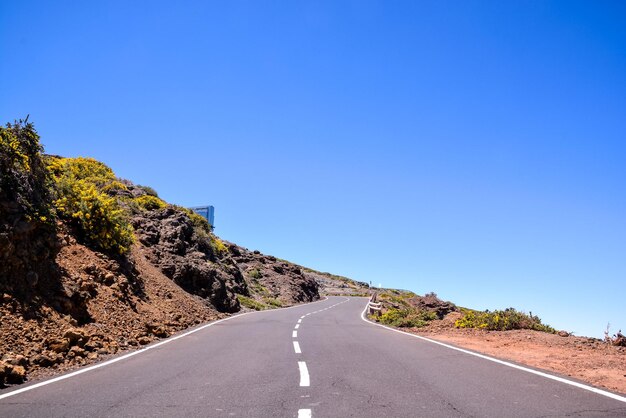 Larga carretera asfaltada del desierto vacío en las Islas Canarias España