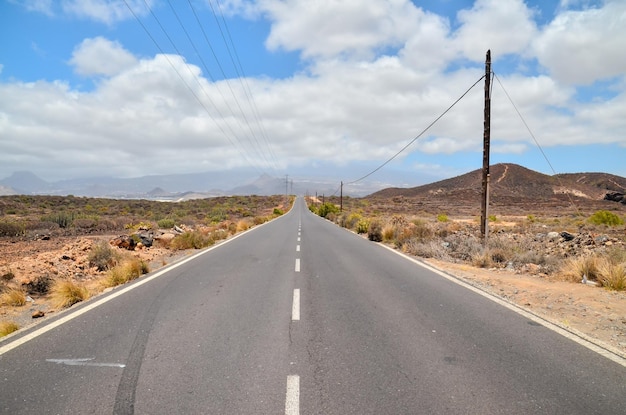 Larga carretera asfaltada del desierto vacío en las Islas Canarias España