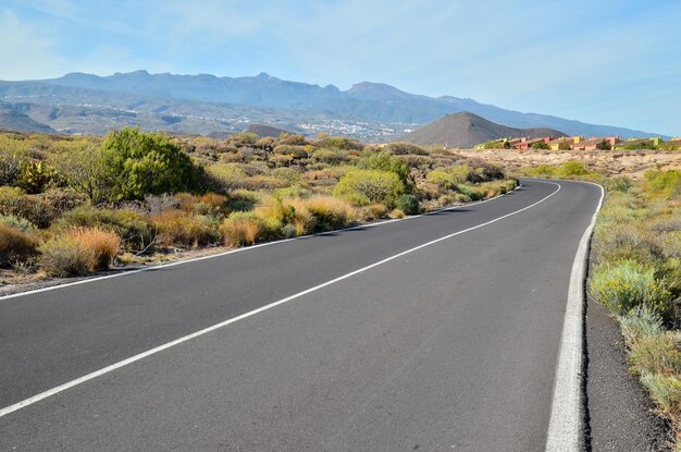 Larga carretera asfaltada del desierto vacío en las Islas Canarias España