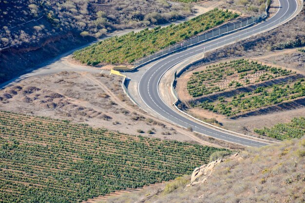 Larga carretera asfaltada del desierto vacío en las Islas Canarias España