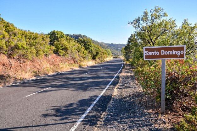 Foto larga carretera asfaltada del desierto vacío en las islas canarias españa