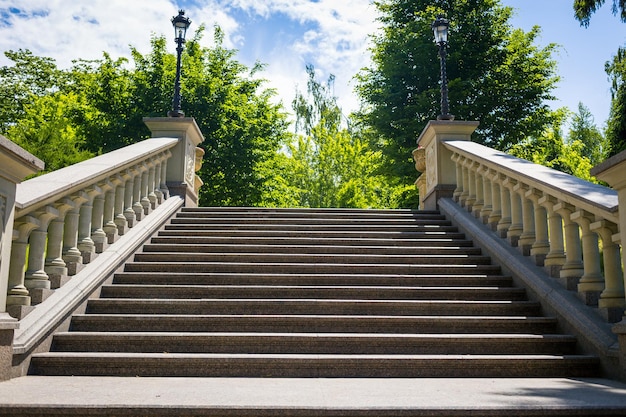 Larga escalera al aire libre con muchos escalones que sube por la ladera de verano