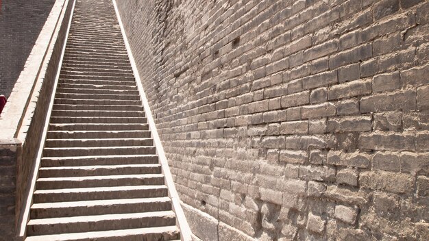 Larga escalera de la muralla de la ciudad de Xian, China.