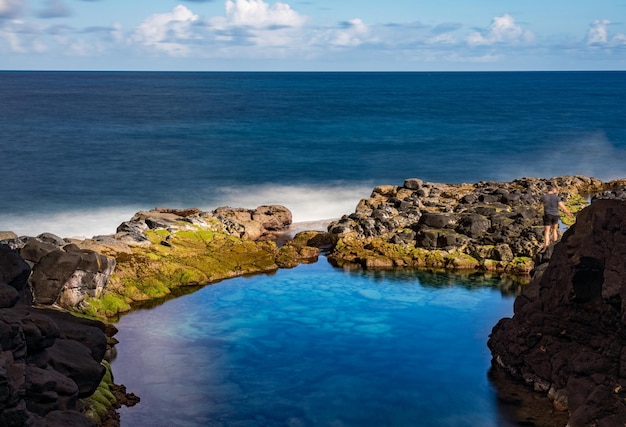 Foto larga exposición de las aguas tranquilas de las reinas bañan una piscina de roca fuera de princeville en el norte de kauai