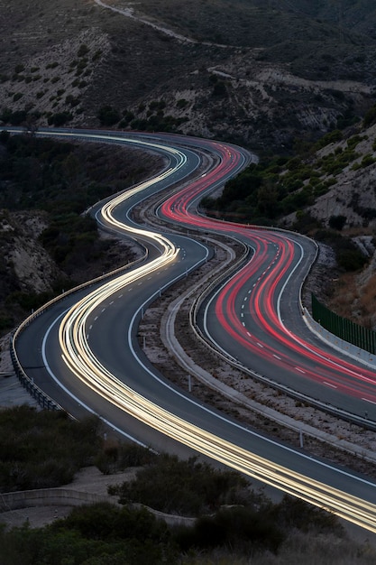 Una larga exposición de la autopista A7 en la Costa Blanca justo después de la puesta de sol Alicante provincia España