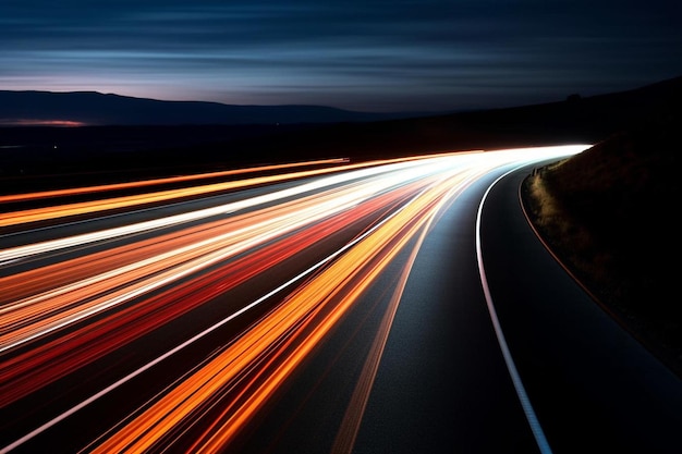 una larga exposición de una carretera con las luces en el lateral.