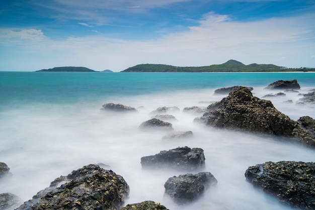 Larga exposición disparo de rocas en el mar