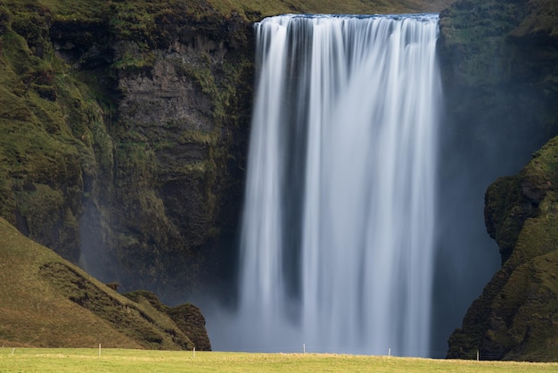 Larga exposición de la famosa cascada skogafoss en islandia desde la distancia