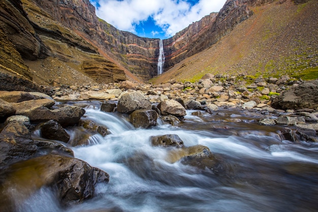 Larga exposición en la hermosa cascada de Hengifoss vista a lo largo del río. Islandia