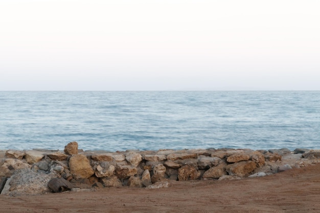 Larga exposición de mar y rocas puesta de sol sobre el mar larga exposición de la ola durante la puesta de sol en la playa Hermoso fondo crepuscular