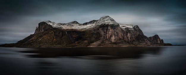 Larga exposición de la montaña costera de Noruega