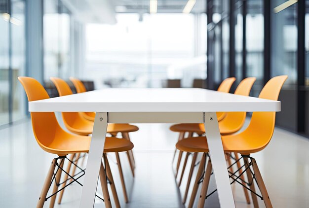 una larga mesa de madera blanca con sillas grises en el estilo de enfoque selectivo