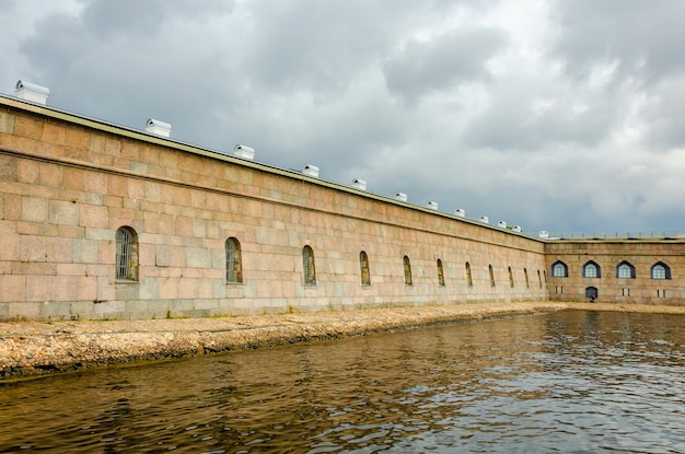 Una larga muralla antigua cerca del agua.