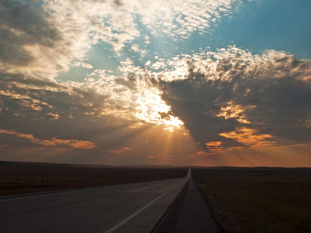 Largo camino al atardecer en Dakota del Sur.