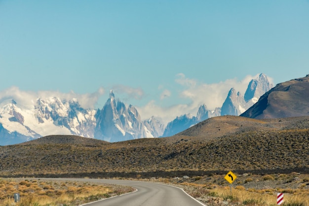 Largo camino cruzando la frontera de Utah USA y Argentina