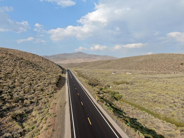 Largo camino pequeño en medio del desierto en Arizona, California, EE.UU.