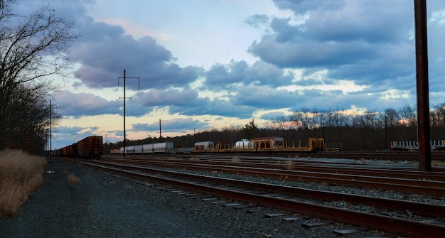 Foto el largo ferrocarril a la luz de la luna llena la noche el cielo nubes vagones de ferrocarril de carretera