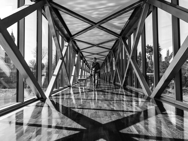 Foto el largo de un hombre caminando por un puente