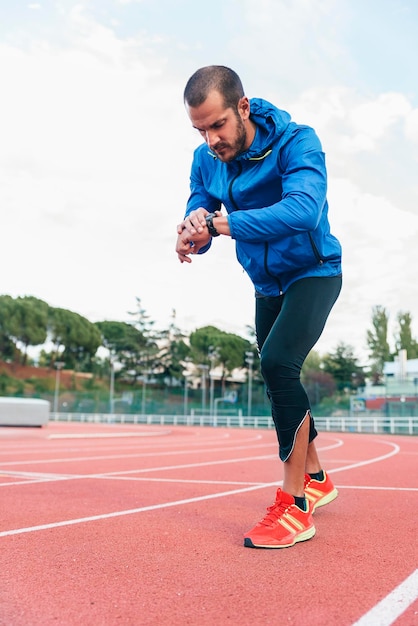 Foto el largo de un hombre corriendo