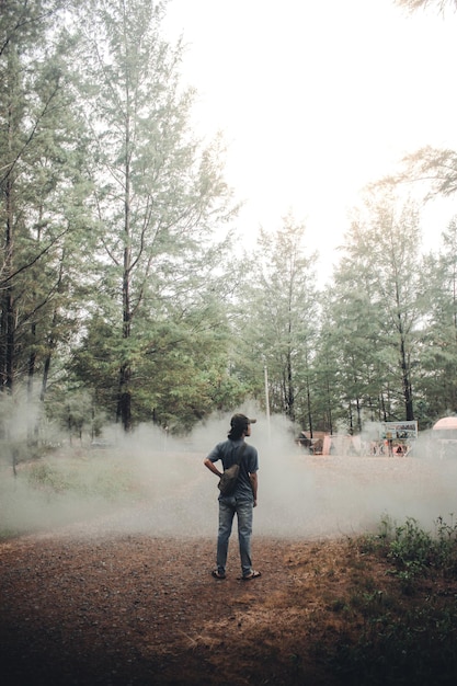 Foto el largo de un hombre de pie en el bosque