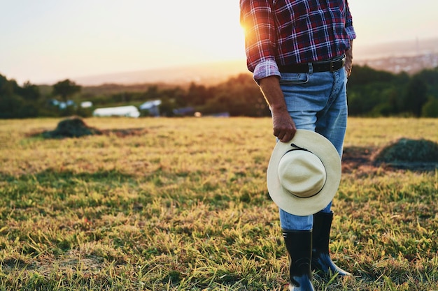 Foto el largo de un hombre de pie en el campo