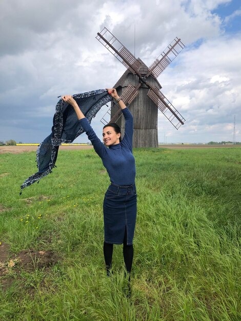 Foto el largo de un hombre de pie en el campo