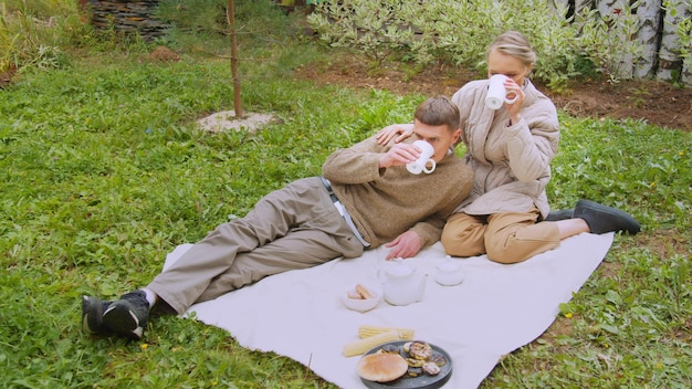 Foto el largo de padre e hijo relajándose en la hierba