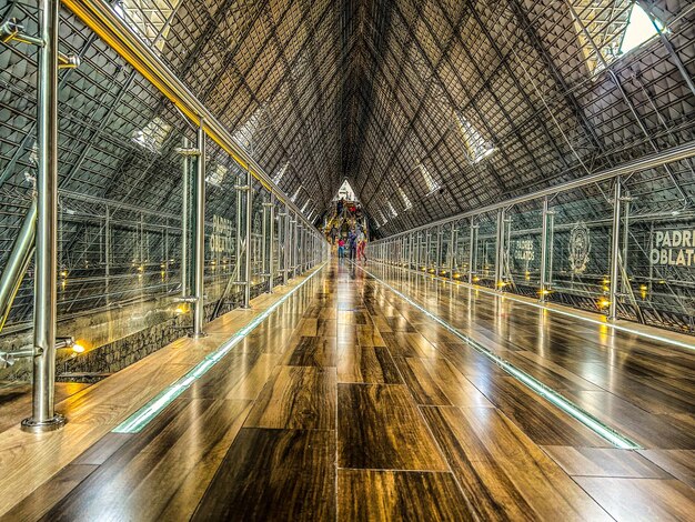 Foto un largo pasillo con una persona caminando por el suelo