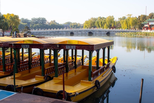 Foto el largo puente histórico en el parque beihai en beijing, china