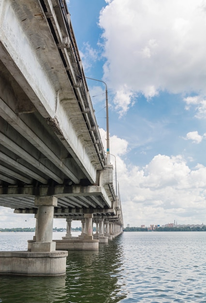 Un largo puente de hormigón sobre el río Dnieper.