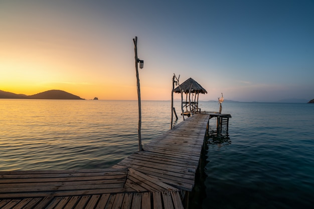 Largo puente de madera en la hermosa playa de la isla tropical