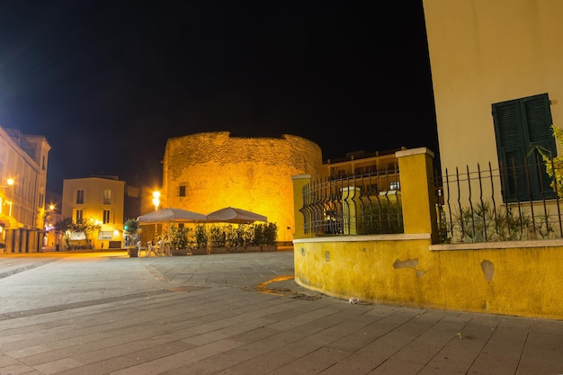 Largo San Francesco en Alghero por la noche Italia