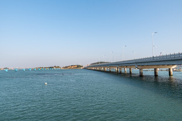 Largos puentes costeros cruzan el mar