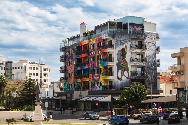 Foto larnaca chipre paisagem urbana vista da antiga cidade histórica de larnaca graffiti nas paredes da casa