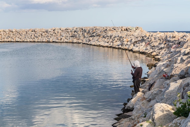 Foto larnaca chipre pescador no porto de larnaca