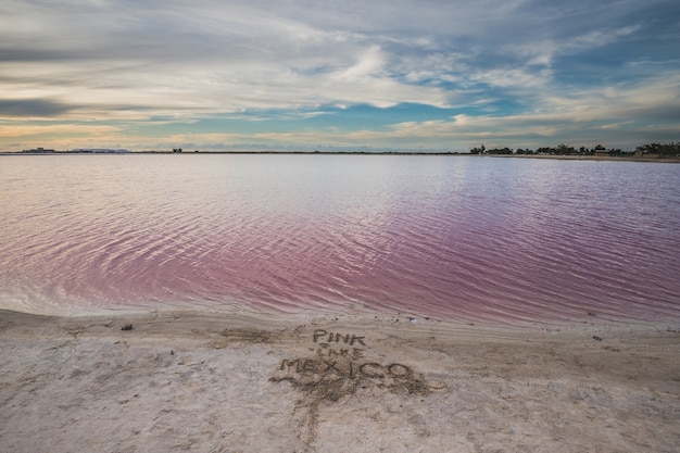 Las Coloradas, lago rosa salgado perto do Rio Lagartos, Yucatan, México