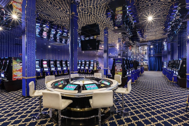 LAS VEGAS USA MAIO 2017 interior do casino vip de luxo de elite com linhas de máquina de slots de jogo na cor clássica azul estilo