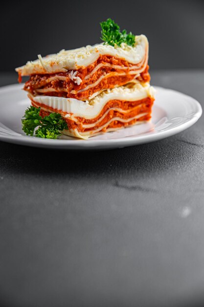 lasagna bolognese prato de carne segundo prato comer cozinhar aperitivo refeição comida lanche na mesa
