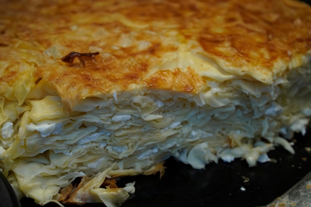 Lasagna de queso de la cocina tradicional turca en el restaurante