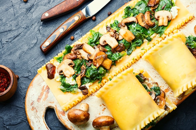 Lasagne mit Champignons, Champignons, Käse und Spinat. Traditionelles italienisches Essen.