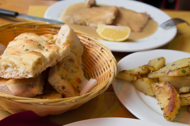 Lasagne mit Hackfleisch und Parmesan, traditionelle italienische Küche.