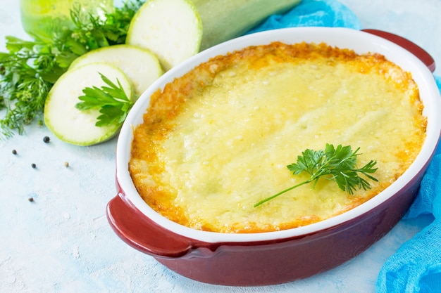 Lasagne mit Sauce aus Zucchini und Hackfleisch