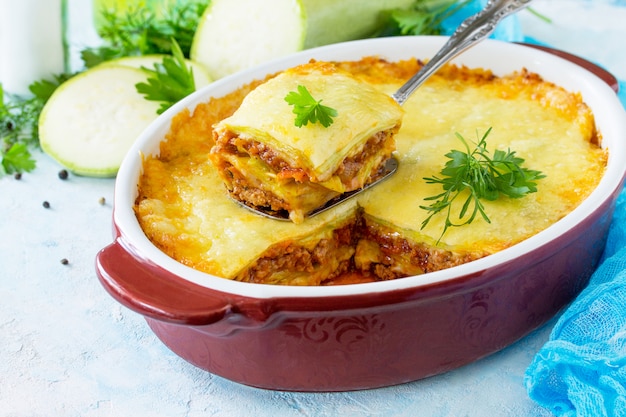 Lasagne mit Sauce aus Zucchini und Hackfleisch