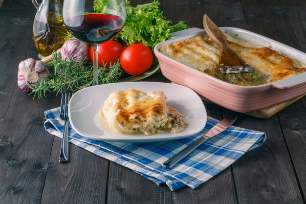 Lasagne mit Weinglas