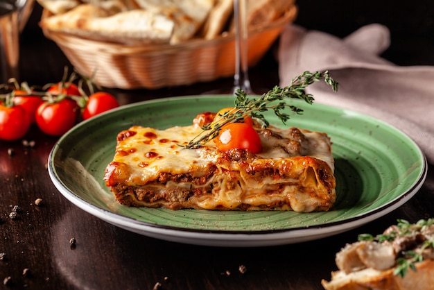 Foto lasaña al horno con boloñesa picada.