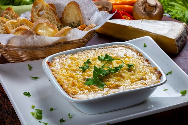 Lasaña boloñesa al horno de leña