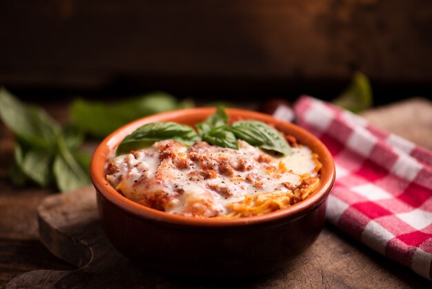 Lasaña a la boloñesa servida en una olla