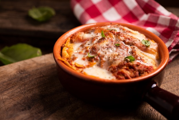 Lasaña a la boloñesa servida en una olla